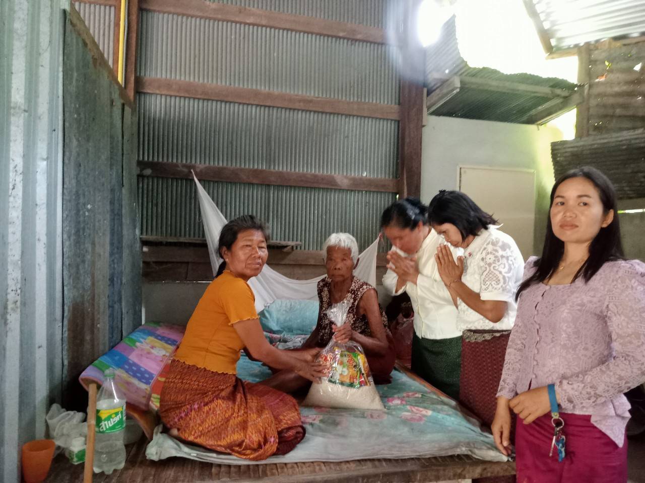เยี่ยมเยียน ให้กำลังใจ มอบถุงยังชีพแก่ครัวเรือนยากจนเป้าหมายในพื้นที่ตำบลสำเภาลูน